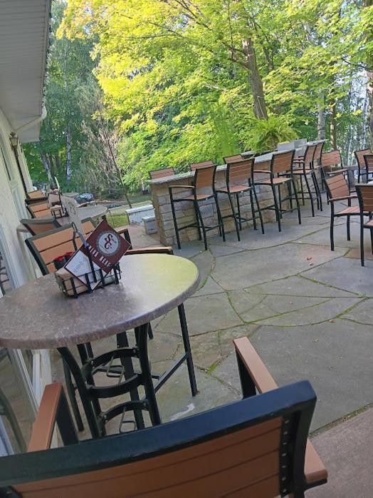White Birch Inn สเตอร์เจียนเบย์ ภายนอก รูปภาพ