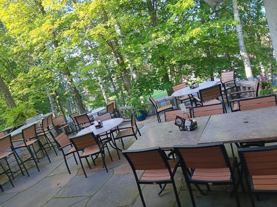 White Birch Inn สเตอร์เจียนเบย์ ภายนอก รูปภาพ